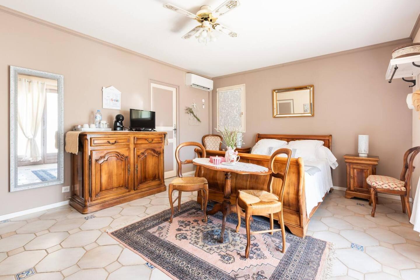 Chambre Et Table D'Hotes Villa Pomponette Nans les Pins Bagian luar foto